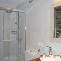 Baño de habitación con ventanas